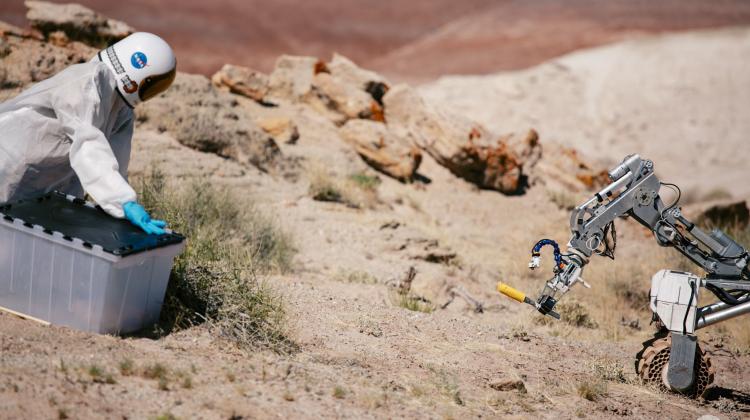 Jedno z zadań łazika na pustyni w Utah polegało na wykonaniu symulowanej misji, w której łazik asystuje astronautom przy pracy. Fot. Maciej Talar KSAF