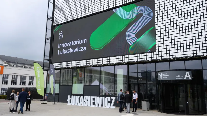 09.06.2022. Kongres „Innovatorium Łukasiewicza” zorganizowany przez Sieć Badawczą Łukasiewicz na terenie Poznań Congress Center w Poznaniu, 9 bm. Spotkają się tu przedstawiciele biznesu, najlepsi naukowcy i inżynierowie oraz eksperci w obszarze finansowania projektów badawczo-rozwojowych. PAP/Jakub Kaczmarczyk