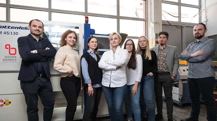 Od lewej: dr inż. Maciej Sienkiewicz, Aleksandra Myślak, mgr inż. Edyta Piłat, mgr inż. Karolina Gwizdała, Zuzanna Cemka, mgr inż. Paweł Szarlej oraz mgr inż. Przemysław Gnatowski. Fot. Dawid Linkowski/PG