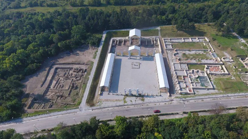 Park Archeologiczny Novae z częściową rekonstrukcją budowli komendantury badanej przez Ekspedycję Wydziału Archeologii UW (fot. M. Pisz)