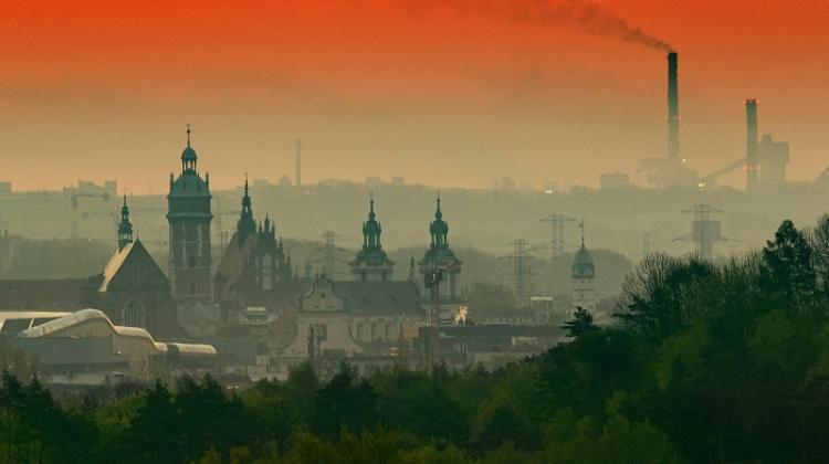 Kraków, 11.05.2021. Smog nad miastem podczas wschodu słońca, 11 bm. w Krakowie. (łg/doro) PAP/Łukasz Gągulski