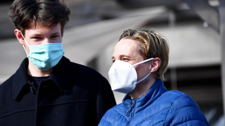 Szczecin, 27.02.2021. Mieszkańcy Szczecina w maseczkach, (mb/awol) PAP/Marcin Bielecki