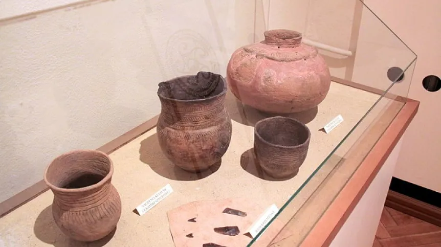 Przykładowe naczynia kultury ceramiki sznurowej z Pełczysk - ekspozycja w Pałacu Wielopolskich w Chrobrzu, autor Jarosław Kruk, Wikipedia 