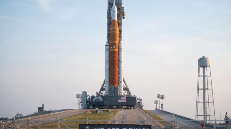 Rakieta Space Launch System (SLS) na platformie startowej w Centrum Lotów Kosmicznych Kennedy’ego na Florydzie (USA). Źródło: NASA/Joel Kowsky