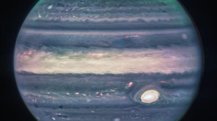 Obraz Jowisza uzyskany w podczerwieni instrumentem NIRCam pracującym na Kosmicznym Teleskopie Jamesa Webba. Kolory sztuczne. Źródło: NASA, ESA, CSA, Jupiter ERS Team; przetwarzanie obrazu: Judy Schmidt.