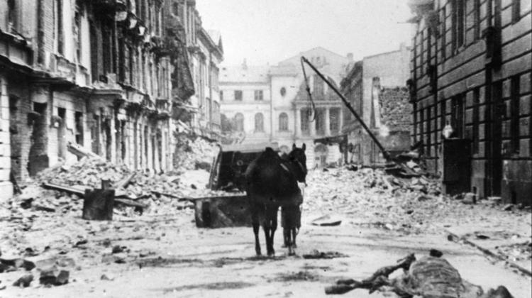 Zdjęcie archiwalne zbombardowanej Warszawy we wrześniu 1939 r. PAP/zdjęcie archiwalne