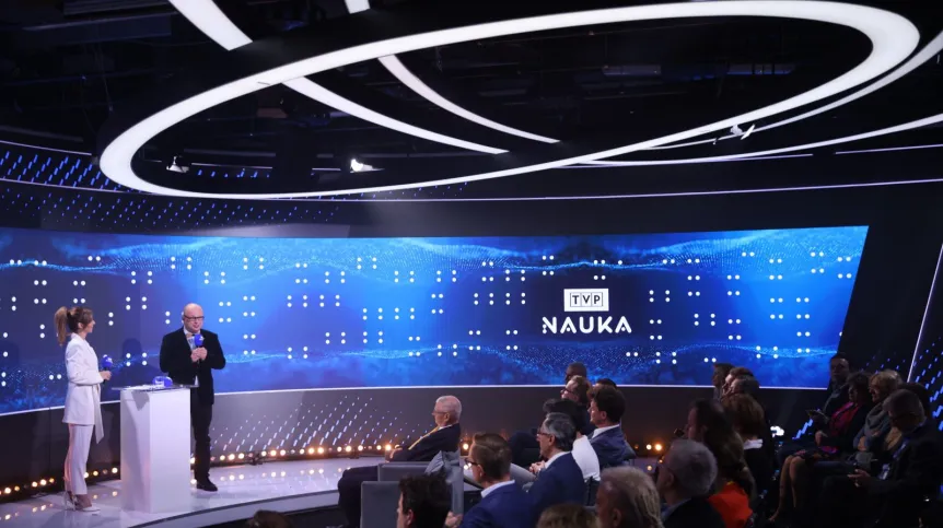 28.09.2022. Dziennikarka Marta Kielczyk (L) oraz dyrektor TVP Nauka Robert Szaj (2L) podczas konferencji prasowej nowego kanału Telewizji Polskiej - TVP Nauka, w siedzibie TVP w Warszawie. PAP/Leszek Szymański
