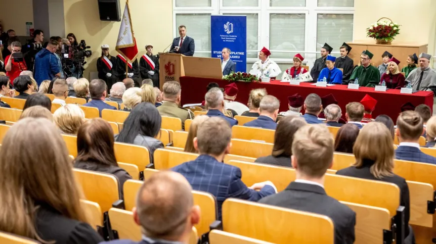 13.10.2022. Minister edukacji i nauki Przemysław Czarnek (C-góra) podczas uroczystej inauguracji roku akademickiego 2022/2023 w Państwowej Akademii Nauk Stosowanych we Włocławku. PAP/Tytus Żmijewski