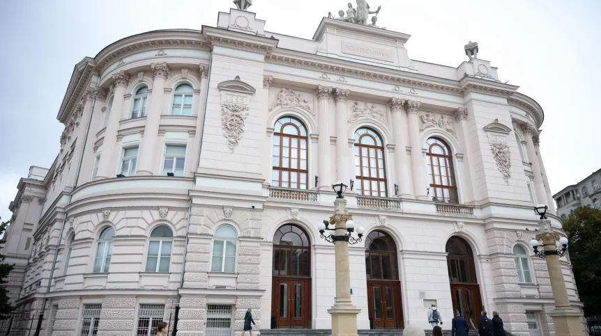 12.09.2022. Gmach Główny Politechniki Warszawskiej. PAP/Leszek Szymański