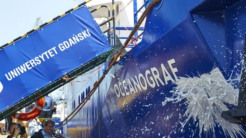 Gdynia, 24.06.2016. Chrzest katamaranu "OCEANOGRAF" dla Uniwersytetu Gdańskiego (dk/mr) PAP/Dominik Kulaszewicz