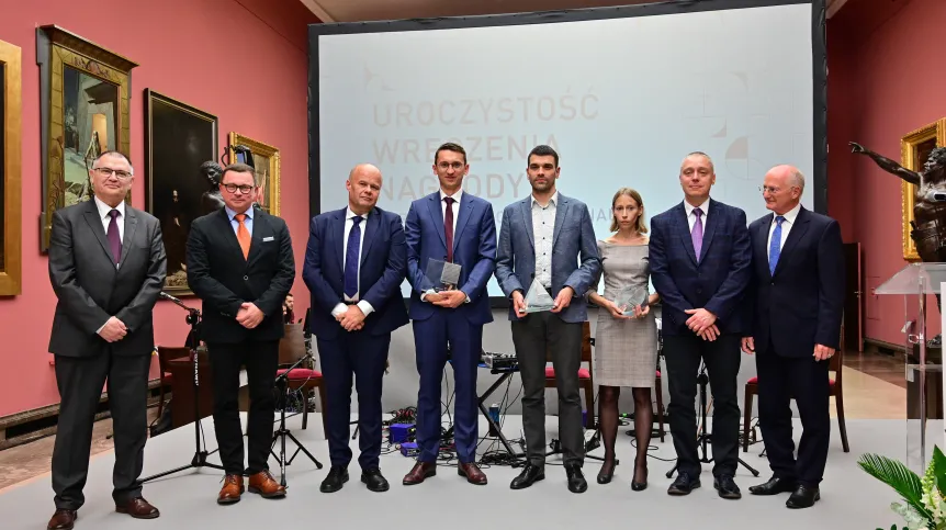 Kraków, 12.10.2022. Od lewej: prof. dr hab. Bronisław Rudak, prof. dr hab. Tomasz Zaleśkiewicz, dyrektor NCN prof. dr hab. Zbigniew Błocki, laureat nagrody w kategorii Nauki o Życiu, prof. Michał Bogdziewicz z UAM, laureat nagrody w kategorii Nauki Ścisłe i Techniczne, profesor UMK dr hab. Piotr Wcisło, laureatka nagrody w kategorii Nauki Humanistyczne, Społeczne i o Sztuce, profesor UW dr hab. Karolina Safarzyńska, prof. dr hab. Robert Hasterok i przew. Rady NCN prof. dr hab. Jacek Kuźnicki. PAP/Art Servi