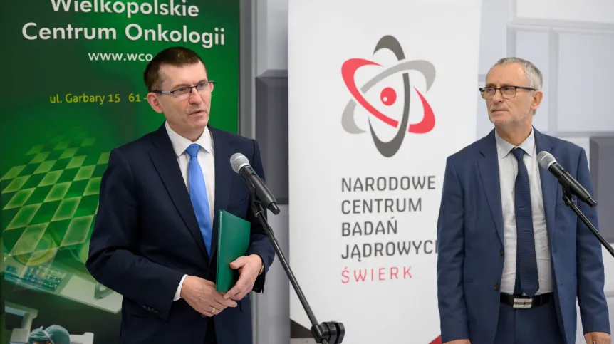 15.11.2022. Dyrektor Narodowego Centrum Badań Jądrowych prof. Krzysztof Kurek (P) i dyrektor Wielkopolskiego Centrum Onkologii prof. Julian Malicki (L) na konferencji prasowej w Wielkopolskim Centrum Onkologii w Poznaniu, 15 bm. Spotkanie dot. projektów radioterapii śródoperacyjnej i typu FLASH. (aldg) PAP/Jakub Kaczmarczyk