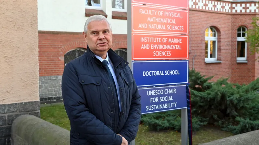 18.11.2022. Rektor Uniwersytetu Szczecińskiego prof. dr hab. Waldemar Tarczyński podczas uroczystego odsłonięcia tablicy i inauguracji prac katedry UNESCO Zrównoważonego Rozwoju Społecznego na Uniwersytecie Szczecińskim.  PAP/Marcin Bielecki