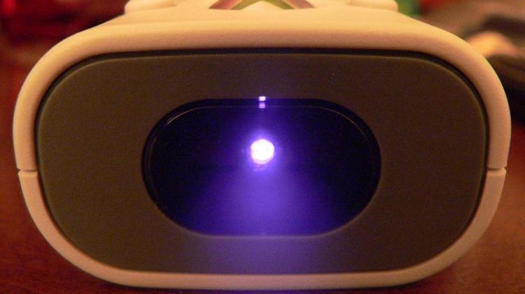 Światło podczerwone z diody LED okiem kamery cyfrowej, autor: RockMancuso, English Wikipedia, CC BY-SA 3.0, https://commons.wikimedia.org/w/index.php?curid=15164962