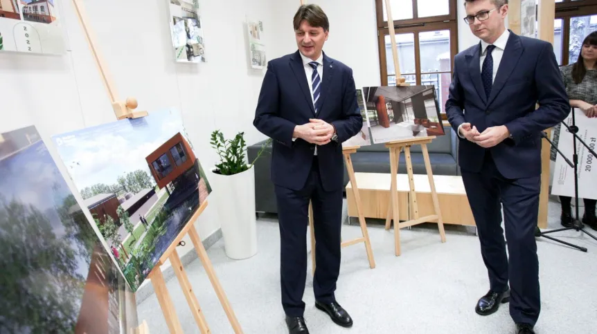 09.12.2022. Rzecznik rządu Piotr Mueller (P) i rektor Akademii Pomorskiej Zbigniew Osadowski (L) podczas konferencji prasowej ws. dodatkowych środków na cele inwestycyjne i rozwój Akademii Pomorskiej w Słupsku. PAP/Jan Dzban