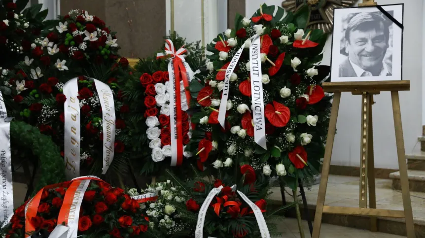 21.12.2022. Uroczystości pogrzebowe gen. Mirosława Hermaszewskiego. Fot. PAP/Guz