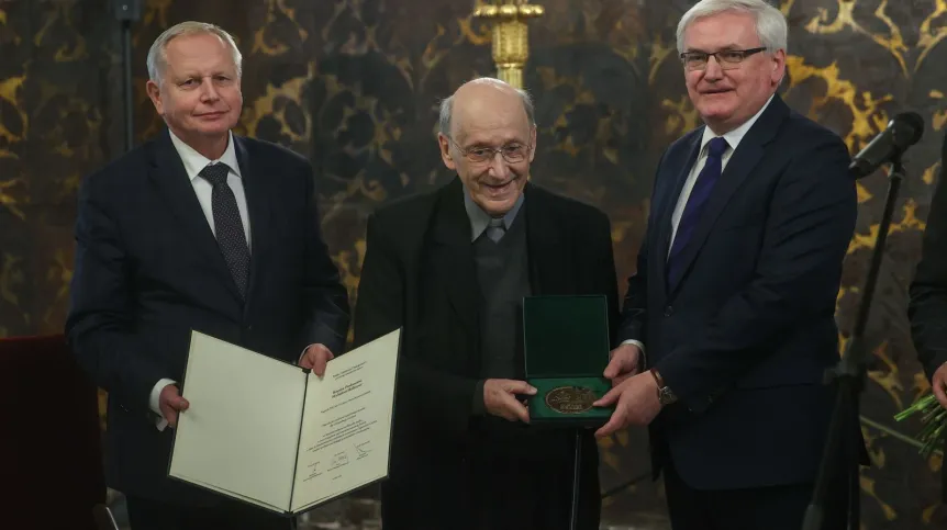 12.12.2022. Wicemarszałek Województwa Małopolskiego Józef Gawron(P), zastępca prezydenta Krakowa Jerzy Muzyk (L) i ks. prof. Michał Heller (C) podczas wręczenia mu Nagrody Polskiej Akademii Umiejętności im. Erazma i Anny Jerzmanowskich na Zamku na Wawelu w Krakowie. PAP/Łukasz Gągulski