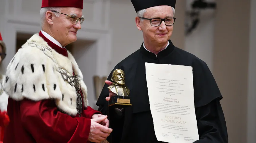 19.01.2023. Rektor Uniwersytetu Jagiellońskiego prof. dr hab. Jacek Popiel (P) i rektor Uniwersytetu Jana Kochanowskiego prof. dr hab. Stanisław Głuszek (L) podczas uroczystego posiedzenia Senatu Uniwersytetu Jana Kochanowskiego w Kielcach, 19 bm. Prof. dr hab. Jacek Popiel odebrał tytuł doktora honorowego Uniwersytetu Jana Kochanowskiego i jest drugim rektorem Uniwersytetu Jagiellońskiego, który otrzymał ten zaszczytny tytuł. PAP/Piotr Polak