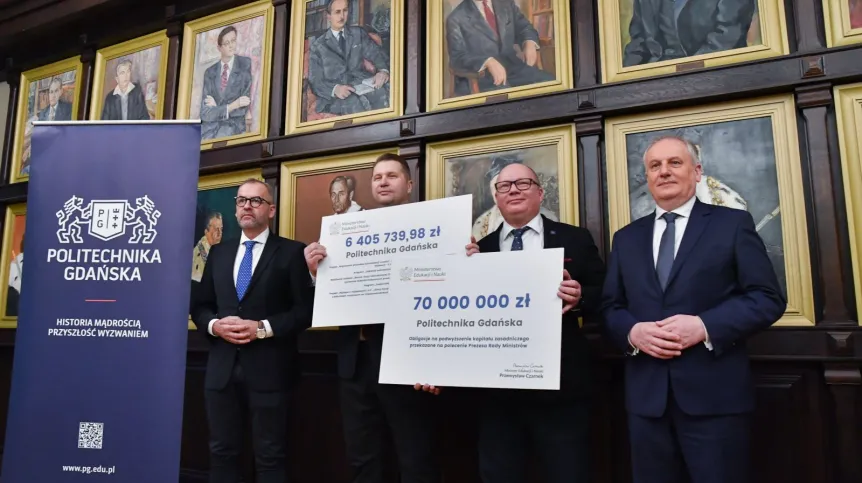  05.01.2023. Minister edukacji i nauki Przemysław Czarnek (2L), rektor prof. dr hab. inż. Krzysztof Wilde (2P) i wojewoda pomorski Dariusz Drelich (P) podczas wizyty na Politechnice Gdańskiej, 5 bm. Minister Czarnek, w imieniu premiera RP Mateusza Morawieckiego, przekazał szczegóły dotyczące udzielenia dodatkowego dofinansowania dla uczelni w zakresie rozwoju infrastrukturalnego. PAP/Jan Dzban