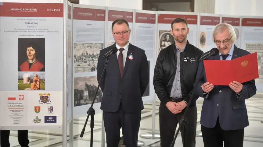 11.01.2023. Astronauta ESA Sławosz Uznański (C), wicemarszałek Sejmu Ryszard Terlecki (P) i poseł Partii Republikańskiej Arkadiusz Czartoryski (L) na otwarciu wystawy "Mikołaj Kopernik: 1473-1543".  PAP/Radek Pietruszka