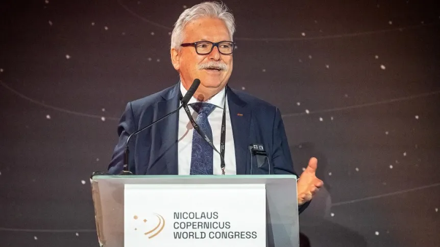 Toruń, 20.02.2023. Astrofizyk, szef departamentu naukowego Europejskiej Agencji Kosmicznej (ESA) prof. Guenther Hasinger podczas Światowego Kongresu Kopernikańskiego w Toruniu, 20 bm. W dniu 19 lutego przypadała 550. rocznica urodzin astronoma. (tż/ibor) PAP/Tytus Żmijewski