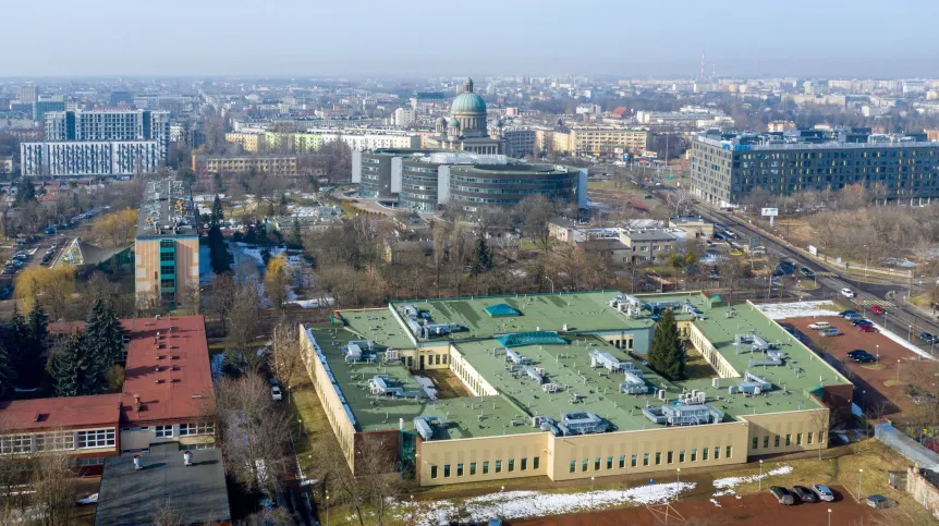 24.02.2021. Na zdjęciu z drona kampus Uniwersytetu Łódzkiego - budynek Wydziału Biologii i Ochrony Środowiska. PAP/Grzegorz Michałowski
