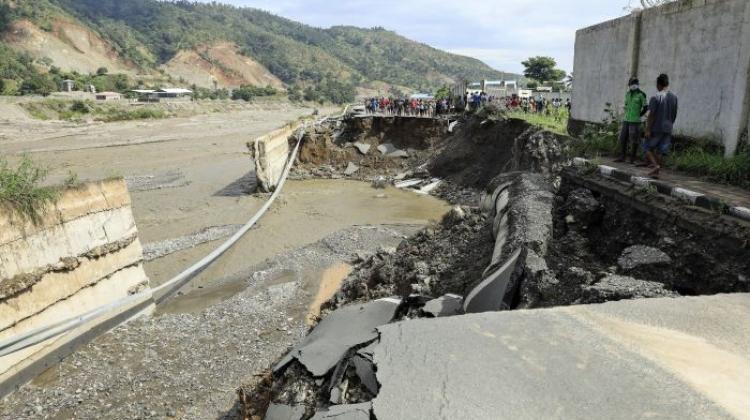 Droga zniszczona w wyniku powodzi w Dili w Timorze Wschodnim po uderzeniu cyklonu tropikalnego Seroja. 6.04.2021 EPA/ANTONIO DASIPARU