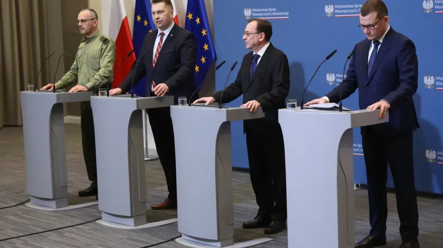 23.03.2023. Minister Spraw Wewnętrznych i Administracji Mariusz Kamiński (2P), minister Edukacji i Nauki Przemysław Czarnek (2L), sekretarz stanu w MSWiA Paweł Szefernaker (P) oraz Komendant Główny Straży Granicznej gen. Tomasz Praga (L) podczas konferencji prasowej w siedzibie MSWiA w Warszawie, 23 bm. Konferencja tow. podpisaniu listu intencyjnego o powołaniu Wyższej Szkoły Straży Granicznej. PAP/Tomasz Gzell