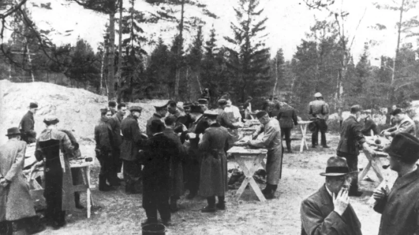 Katyń, Rosja, 1943 r. Obdukcja zwłok polskich oficerów zamordowanych w Katyniu w 1940 r. Fot. PAP/CAF/reprodukcja