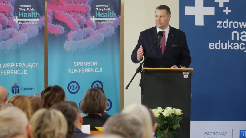 20.04.2023. Minister edukacji i nauki Przemysław Czarnek podczas konferencji „Elbląg PUBLIC HEALTH”: zdrowie, edukacja, nauka, którą zorganizowała Akademia Medycznych i Społecznych Nauk Stosowanych w Elblągu, 20 bm. Celem spotkania jest przeprowadzenie interdyscyplinarnej dyskusji z udziałem ekspertów z obszarów zarządzania opieką zdrowotną oraz edukacji medycznej, w kontekście braków kadrowych w jednostkach opieki zdrowotnej w Polsce. PAP/Tomasz Waszczuk