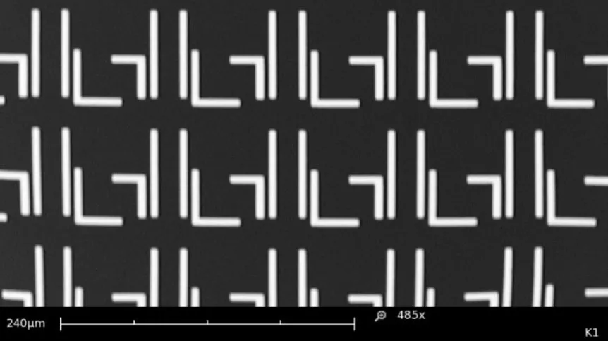 Zdjęcie metamateriału terahercowego bazującego na efekcie plazmonicznej przezroczystości wykonane z wykorzystaniem SEM. Źródło: dr inż. Rafał Kowerdziej