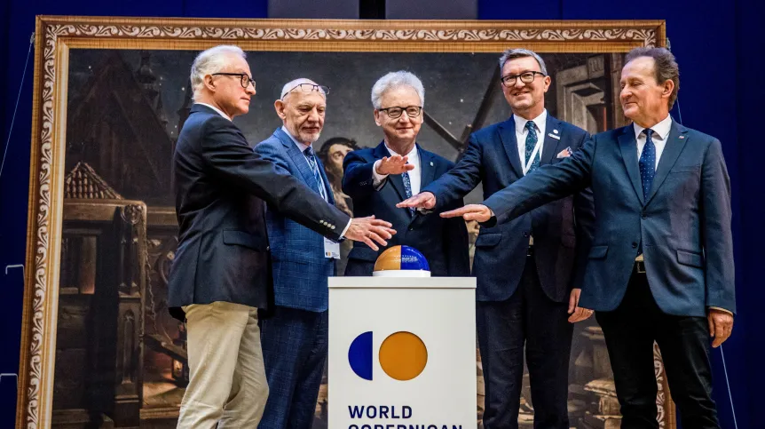 Warszawa, 24.05.2023. Rektor Uniwersytetu Mikołaja Kopernika w Toruniu prof. dr hab Andrzej Sokala (2L), rektor Uniwersytetu Warmińsko-Mazurskiego w Olsztynie dr hab. Jerzy A. Przyborowski (2P), wiceminister edukacji i nauki Włodzimierz Bernacki (P) i rektor Uniwersytetu Jagiellońskiego prof. dr hab. Jacek Popiel (C) na otwarciu Światowego Kongresu Kopernikańskiego. PAP/Art Service