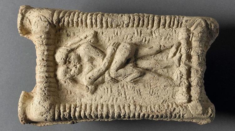 Babilońska tabliczka gliniana przedstawiająca nagą parę w trakcie pocałunku, 1800 r. p.n.e. , The Trustees of the British Museum