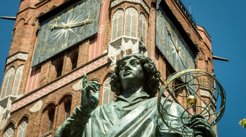 Toruń, 29.06.2017. Toruń Stare Miasto - Pomnik Mikołaja Kopernika na tle Ratusza Staromiejskiego. Fot. Tytus Żmijewski/PAP