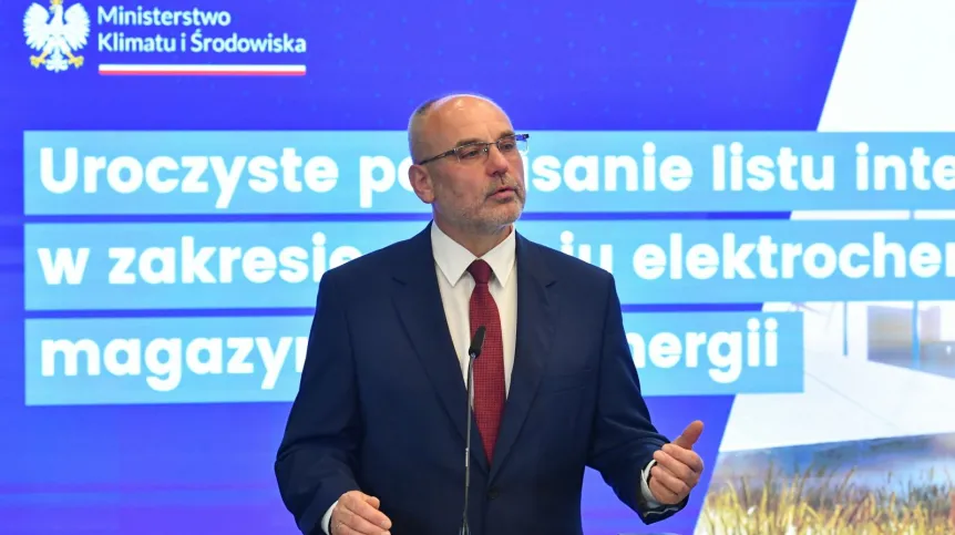 29.05.2023. Wiceminister klimatu i środowiska Piotr Dziadzio podczas uroczystości w Ministertwie Klimatu i Środowiska w Warszawie, 29 bm. Spotkanie dotyczyło podpisania listu intencyjnego w zakresie rozwoju elektrochemicznego magazynowania energii. PAP/Andrzej Lange