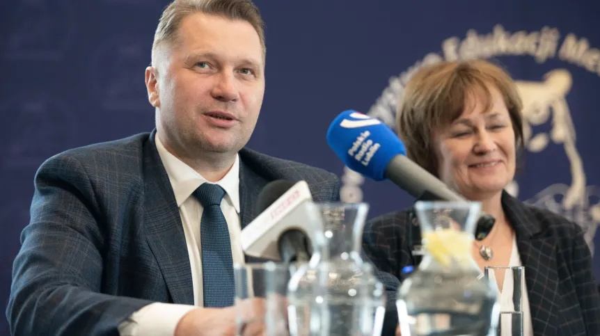 08.05.2023. Minister edukacji i nauki Przemysław Czarnek (L) oraz dziekan Wydziału Lekarsko-Stomatologicznego WUM Dorota Olczak-Kowalczyk (P) podczas uroczystego otwarcia XXIII Międzynarodowej Konferencji Okrągłego Stołu "Kształcenie przed- i podyplomowe w stomatologii" i XV Międzynarodowej Konferencji Naukowo – Dydaktycznej ”Środowisko a stan zdrowia jamy ustnej". PAP/Wojtek Jargiło