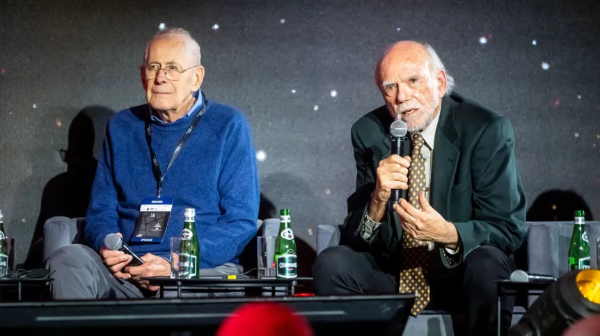 20.02.2023. Nobliści James Peebles (L) i Barry Barish (P) podczas panelu w ramach Światowego Kongresu Kopernikańskiego w Toruniu. PAP/Tytus Żmijewski