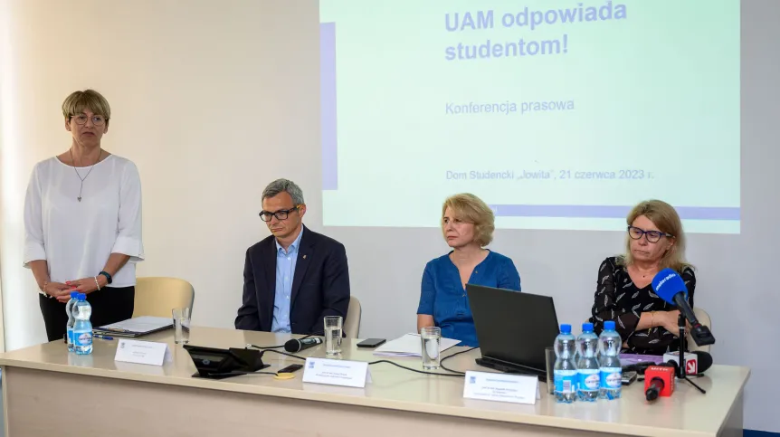 21.06.2023. Rektor UAM prof. Bogumiła Kaniewska (P), rzecznik prasowy UAM Małgorzata Rybczyńska (L),  kanclerz UAM dr Marcin Wysocki (2L) i prorektorka ds. studenckich i kształcenia UAM prof. Joanna Wójcik (2P) na spotkaniu prasowym w Poznaniu, 21 bm. Spotkanie było poświęcone ostatnim komentarzom i wydarzeniom dotyczącym Uniwersytetu im. Adama Mickiewicza, m.in. petycji w sprawie Domu Studenckiego Jowita oraz protestów w sprawie opłat za pokoje w akademikach.  PAP/Jakub Kaczmarczyk