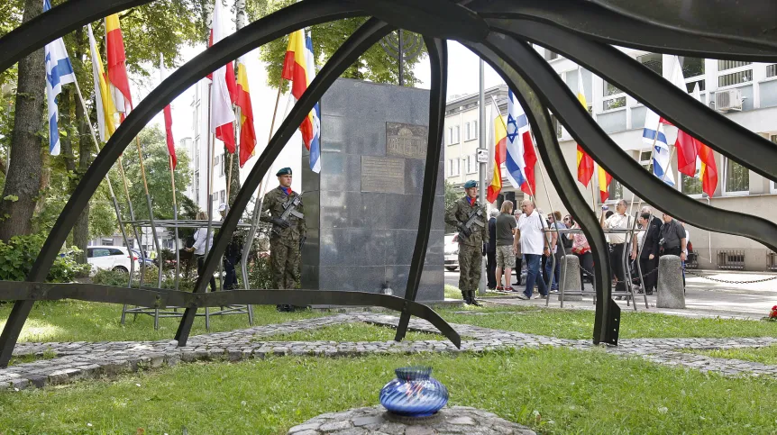 Białystok, 16.08.2017. Uroczystości przed pomnikiem ofiar pożaru Wielkiej Synagogi w Białymstoku, w trakcie obchodów 74. rocznicy wybuchu powstania w białostockim getcie. (zuz) PAP/Artur Żmijewski