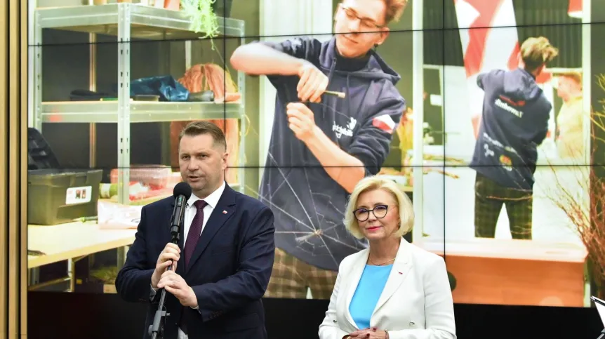 04.07.2023. Minister edukacji i nauki Przemysław Czarnek (L) i wiceminister edukacji i nauki Marzena Machałek (P) podczas uroczystości podpisania pierwszych umów na utworzenie Branżowych Centrów Umiejętności w siedzibie ministerstwa w Warszawie. PAP/Radek Pietruszka