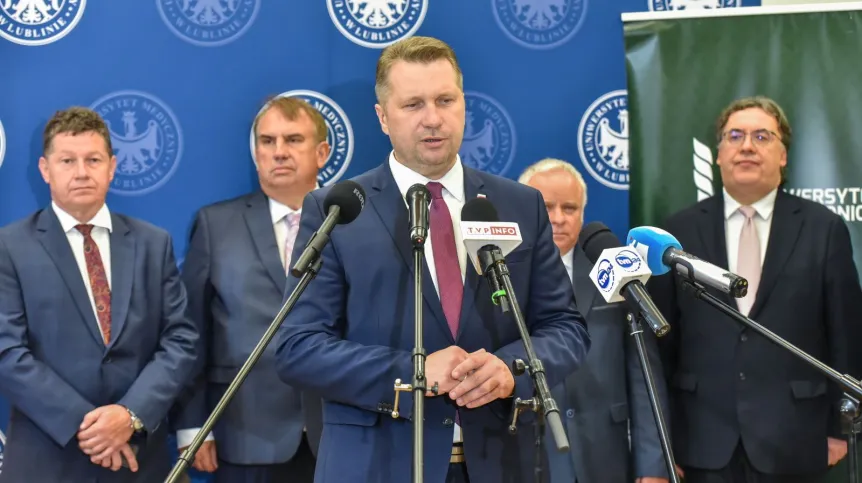 17.07.2023. Minister edukacji i nauki Przemysław Czarnek (C), profesor Uniwersytetu Przyrodniczego w Lublinie Krzysztof Kowalczyk (2P) oraz rektor Uniwersytetu Medycznego w Lublinie prof. dr hab. n. med. Wojciech Załuska (2L) podczas Inauguracji Projektu Lubelskiej Unii Cyfrowej „Lubelska Unia Cyfrowa Wykorzystanie rozwiązań cyfrowych i sztucznej inteligencji w medycynie – projekt badawczy” w Audytorium Maximum Collegium Novum w Lublinie. PAP/Wojtek Jargiło