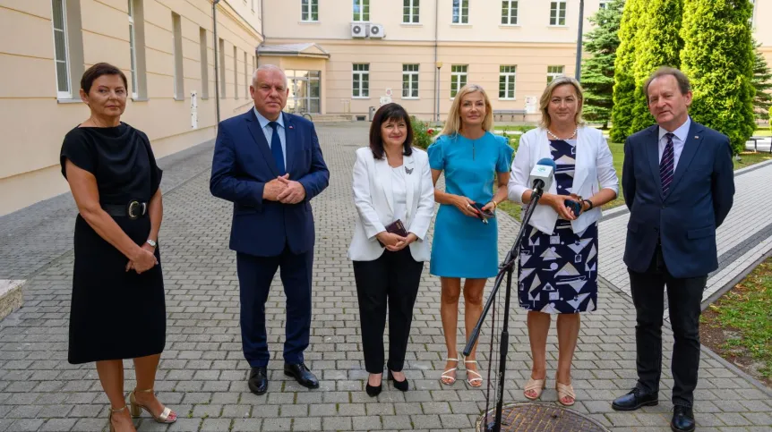 24.07.2023. Sekretarz stanu w Ministerstwie Edukacji i Nauki, pełnomocnik rządu ds. monitorowania wdrażania reformy szkolnictwa wyższego i nauki Włodzimierz Bernacki (P), I wicewojewoda małopolski Ryszard Pagacz (2L), rektor Akademii Tarnowskiej prof. dr hab. Małgorzata Kołpa (L) i posłanki PiS Anna Pieczarka (3P), Józefa Szczurek-Żelazko (2P) i Urszula Rusecka (3L) podczas briefingu prasowego w siedzibie Akademii Tarnowskiej. PAP/Paweł Topolski