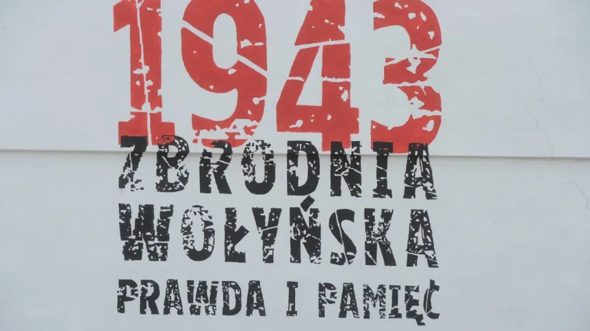 10.07.2013. Mural poświęcony Zbrodni Wołyńskiej na kamienicy przy ul. Młynarskiej 34 w Warszawie. PAP/Grzegorz Jakubowski.