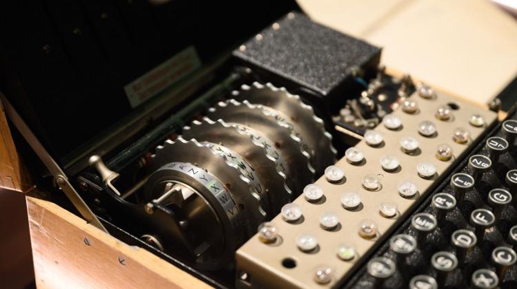 03.08.2023. Prezentacja piątego już egzemplarza maszyny szyfrującej Enigma w Centrum Szyfrów Enigma w Poznaniu, 3 bm. Tym razem model pozyskany został z Agencji Wywiadu.  PAP/Jakub Kaczmarczyk