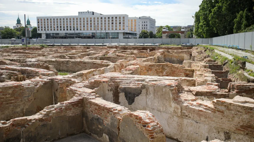  Warszawa, 04.08.2023. Prace archeologiczne na terenie piwnic Pałacu Saskiego na Placu marszałka Józefa Piłsudskiego w Warszawie. Fot. PAP/Albert Zawada