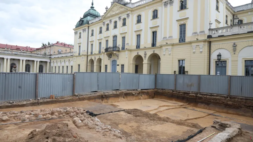 Białystok, 08.08.2023. Dziedziniec paradny Pałacu Branickich w Białymstoku, na którym trwają badania archeologiczne. Fot. PAP/Artur Reszko