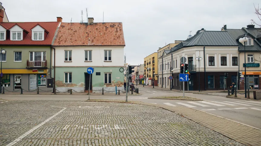 Płońsk, 09.11.2020. Rynek w Płońsku. Fot. PAP/Albert Zawada