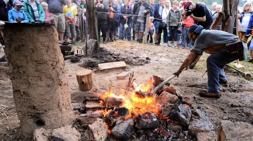 Jedna z wcześniejszych edycji festiwalu (Nowa Słupia, 11.08.2018). Pokaz wytopu żelaza metodą sprzed dwóch tysięcy lat. PAP/Piotr Polak