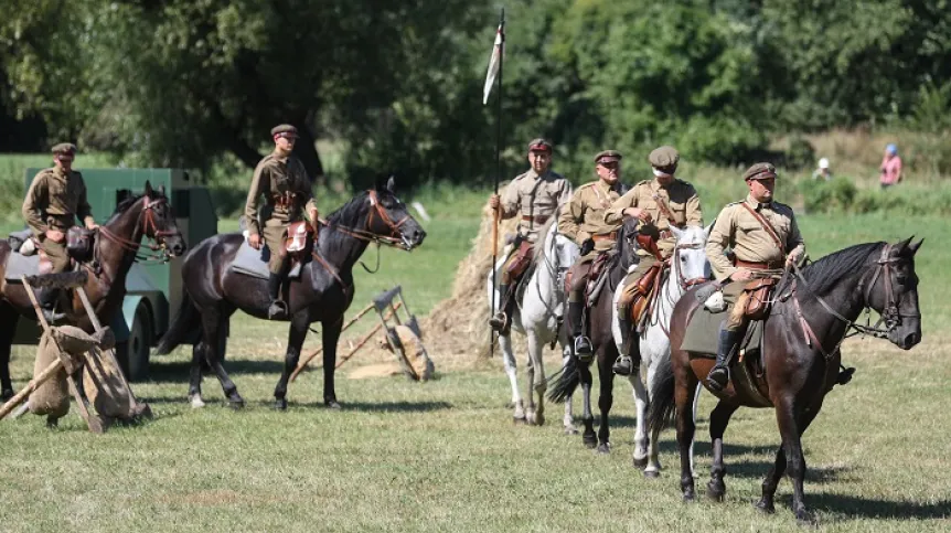 Ossów (woj. mazowieckie), 15.08.2023. Rekonstrukcja bitwy pod Ossowem, 15 bm. na polach podwarszawskiej miejscowości Ossów. Bitwa pomiędzy Wojskiem Polskim a Armią Czerwoną miała miejsce 13 i 14 sierpnia 1920 r. (aldg) PAP/Rafał Guz