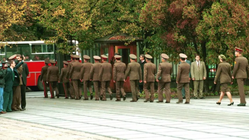 Uroczystości związane z wycofaniem wojsk rosyjskich z terytorium Rzeczypospolitej Polskiej: żołnierze opuszczają dziedziniec Belwederu po ceremonii. Warszawa, 17.09.1993. Fot. PAP/J. Mazur